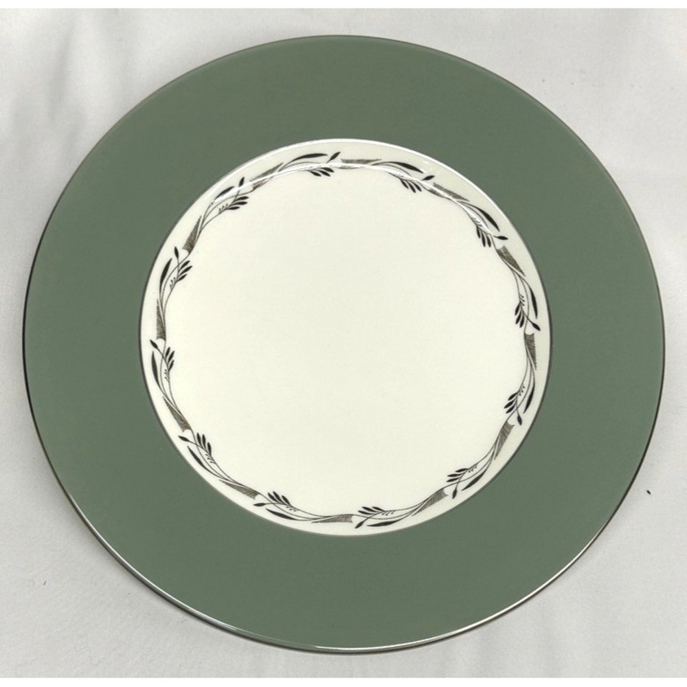 Wedgwood Halford Dinner Plate 10 3/4"‎ diameter, Gorgeous Condition
